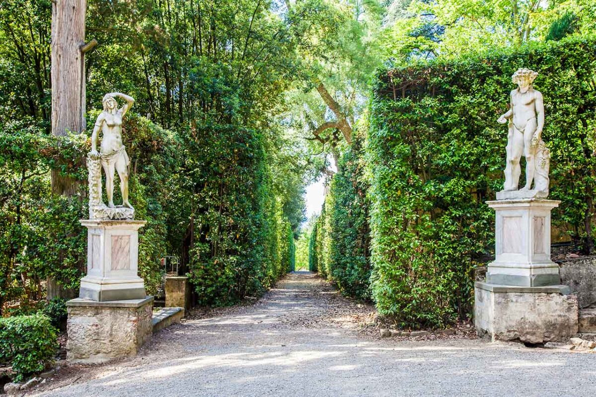Scorcio delle statue e dei viali alberati nello storico Giardino di Boboli a Firenze.