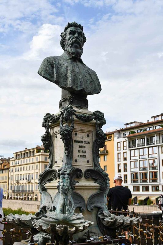 Ponte Vecchio we Florencji widziany z nabrzeża rzeki Arno