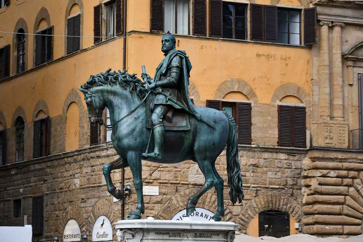 Widok na Piazza della Signoria z zabytkowymi budynkami we Florencji