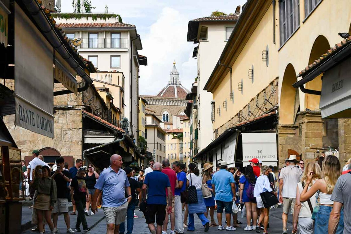 Ponte Vecchio widziany z brzegu rzeki Arno we Florencji