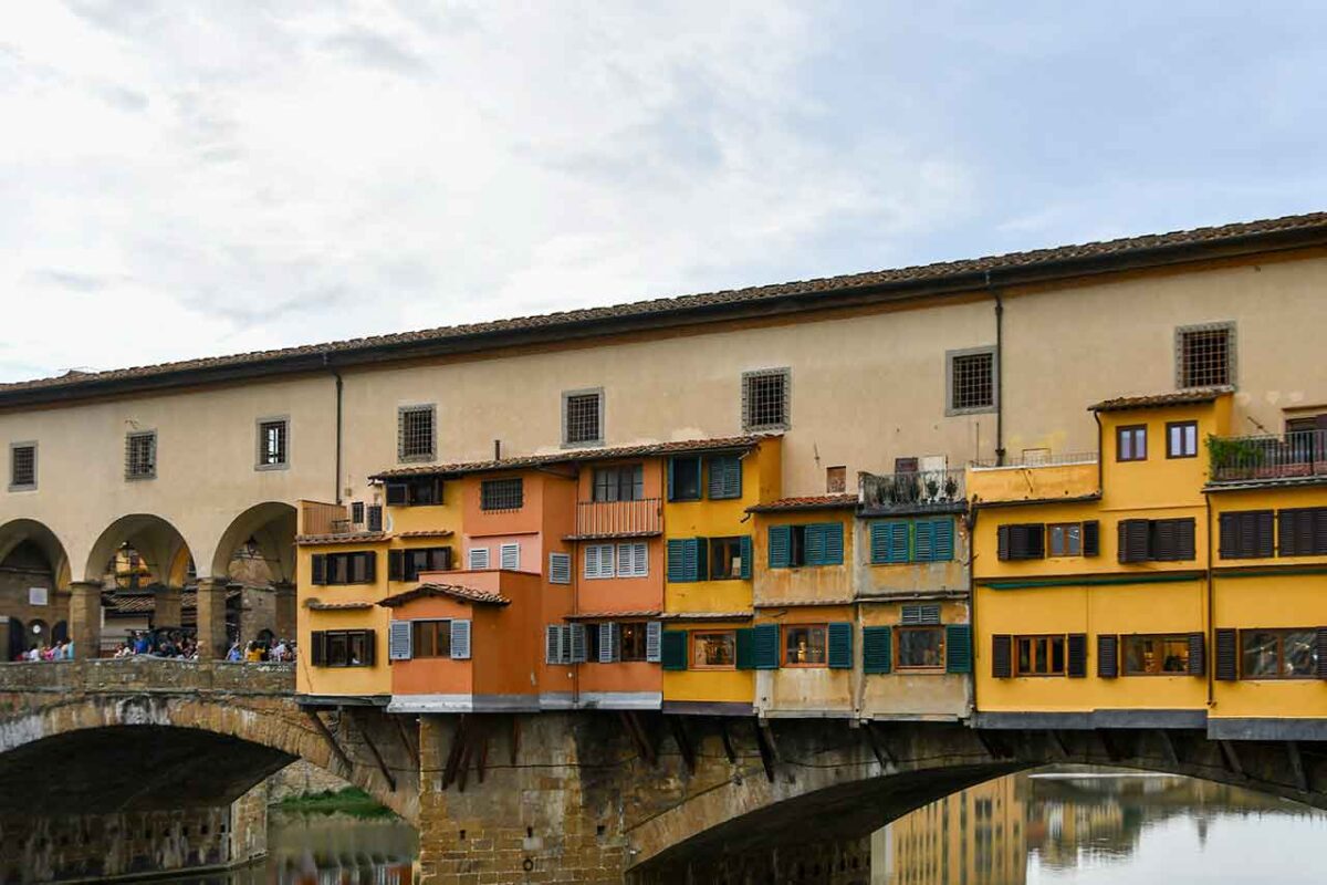 Przejście przez Ponte Vecchio ze sklepami jubilerskimi po obu stronach