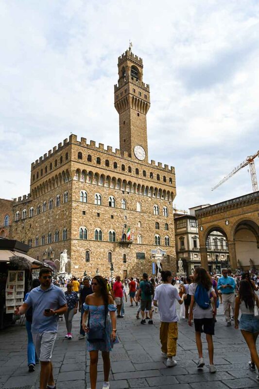 Piazza della Signoria we Florencji z rzeźbami i historyczną zabudową