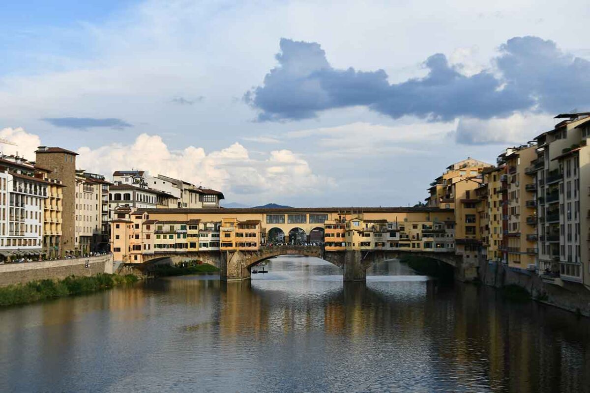 Most Ponte Vecchio nad rzeką Arno we Florencji