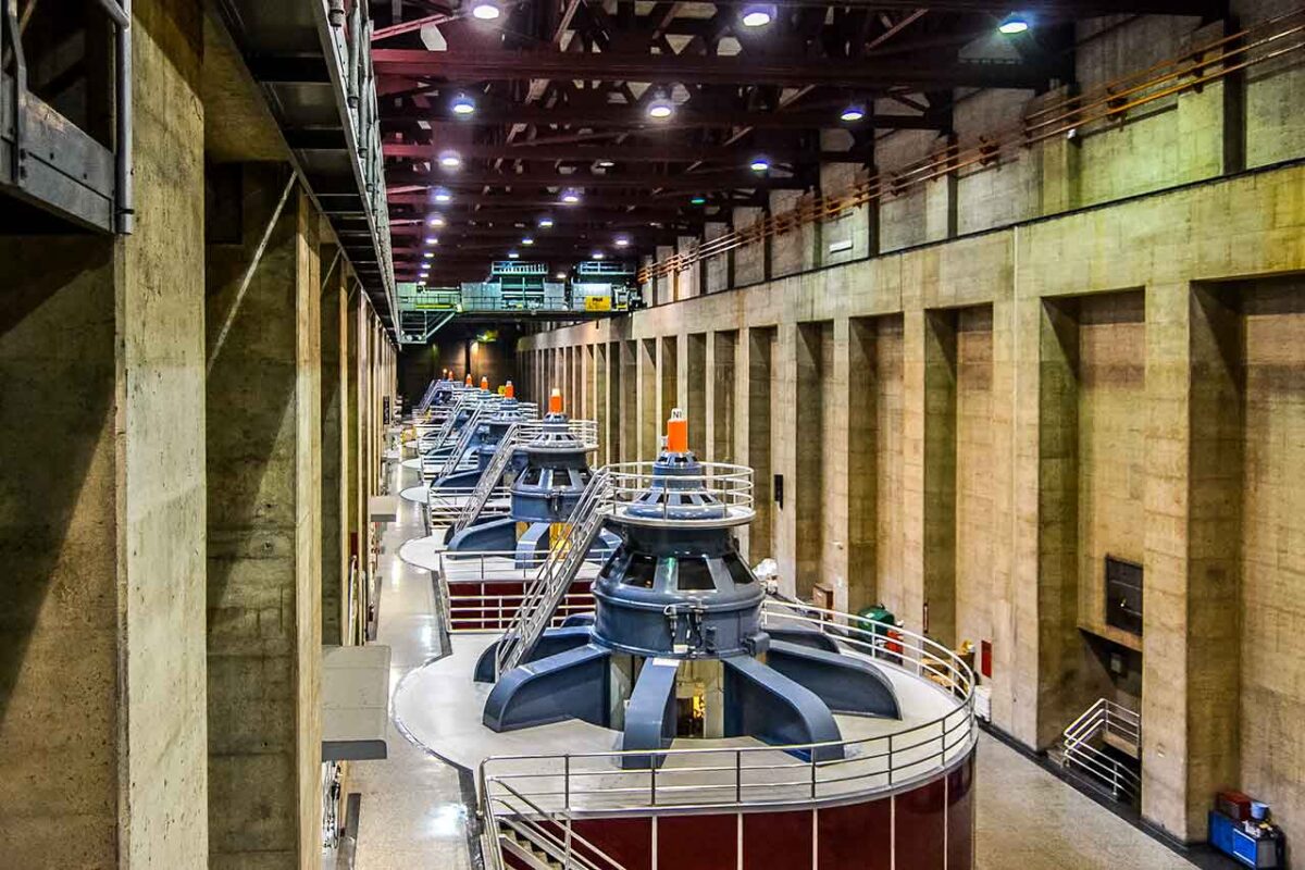 File di generatori idroelettrici nella sala in cemento della centrale elettrica della Diga di Hoover.