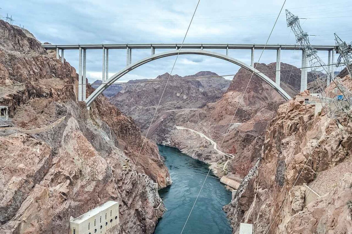 Most Mike O'Callaghan-Pat Tillman Memorial Bridge z łukową konstrukcją nad kanionem rzeki Colorado przy Zaporze Hoovera