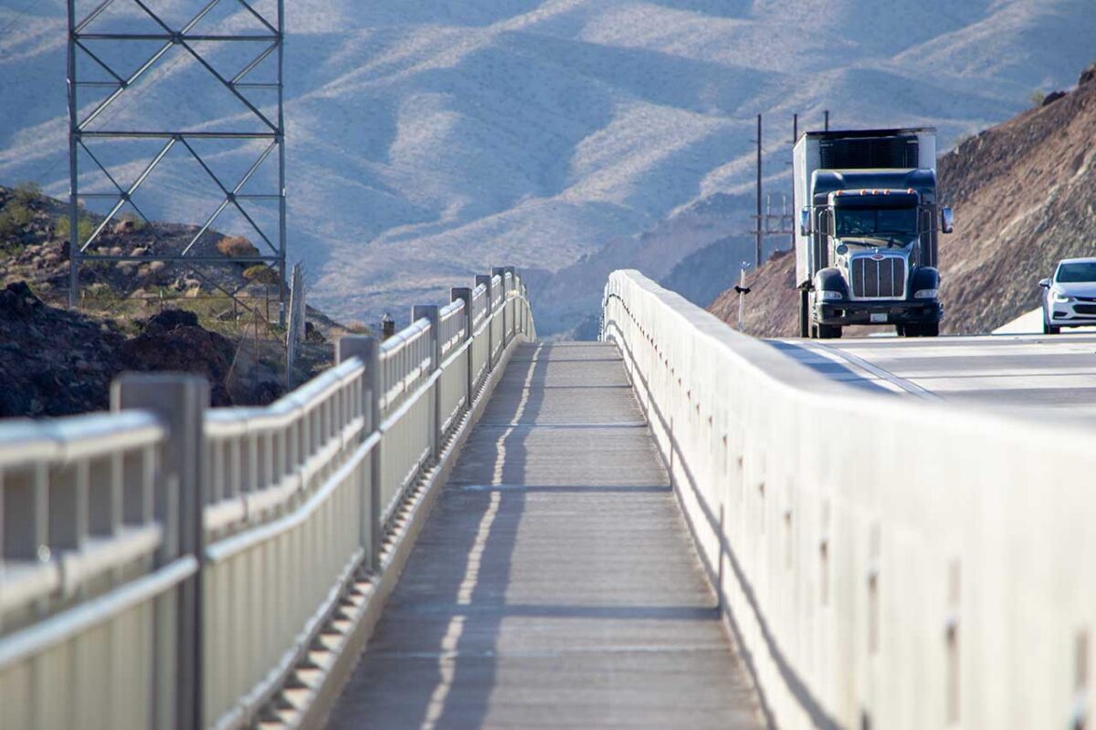 Camminamento pedonale in cemento sul Memorial Bridge con vista sulle montagne del Nevada.