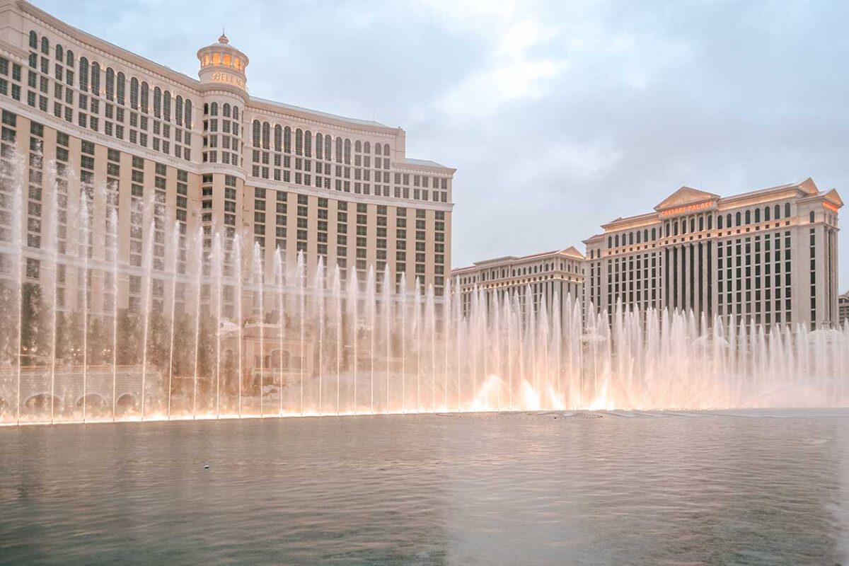 Lo spettacolo delle fontane danzanti davanti all'hotel Bellagio di Las Vegas.