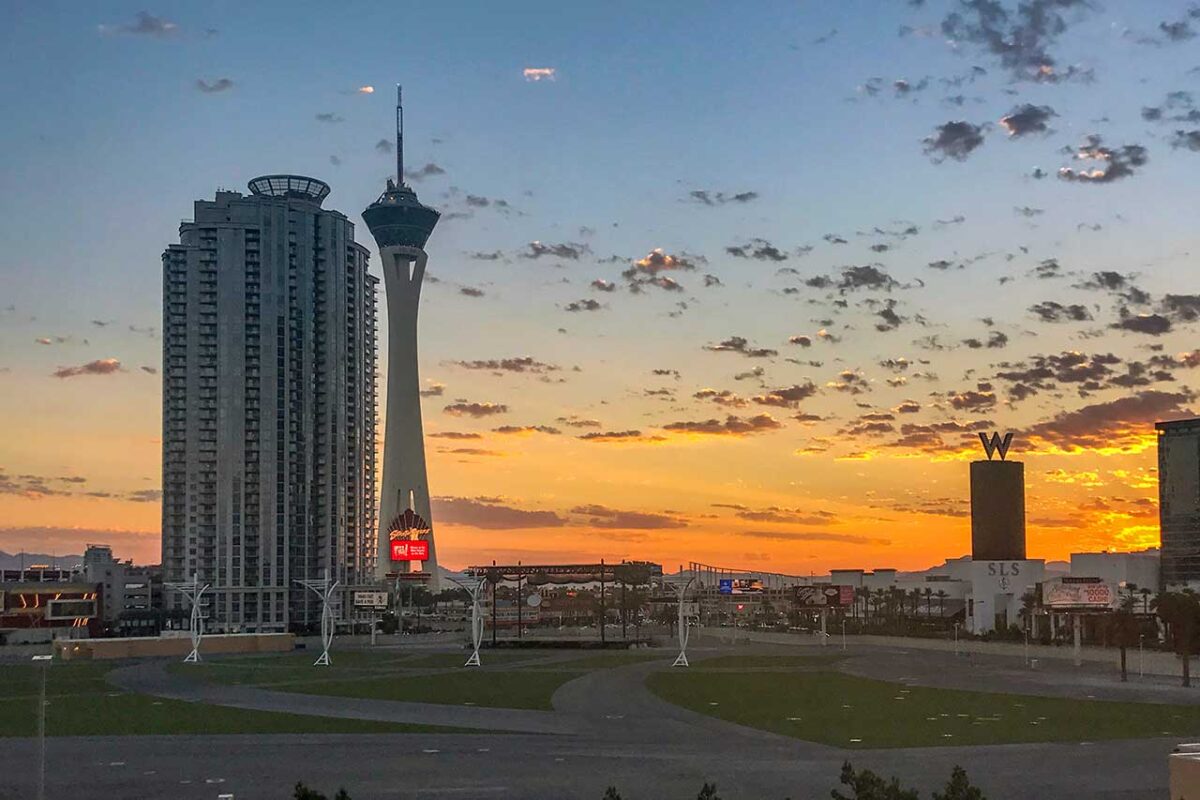 Wieża Stratosphere w Las Vegas na tle zachodzącego słońca