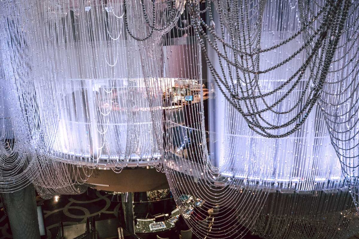 Dettaglio dei cristalli luminosi del bar The Chandelier a Las Vegas.