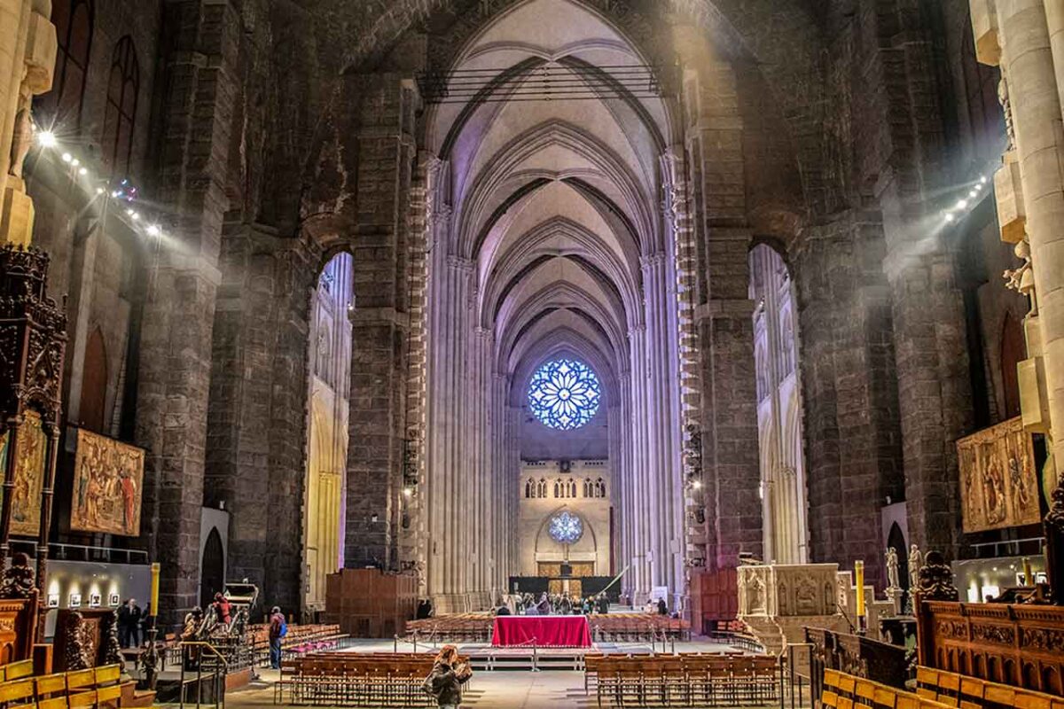 L'imponente altare maggiore della Cattedrale di San Giovanni il Divino a New York.