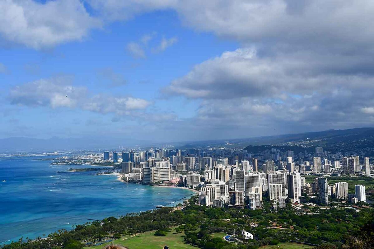 Panorama di Honolulu e della spiaggia di Waikiki visto dal Diamond Head.