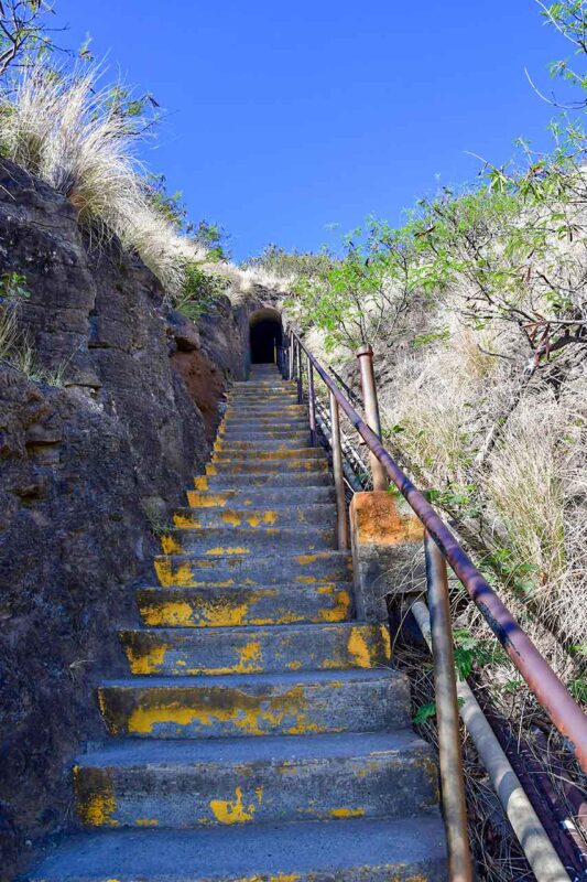 Le ripide scale di cemento e metallo lungo il sentiero per la vetta di Diamond Head.