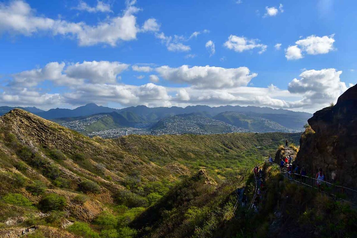 Sentiero di montagna che conduce alla vetta del Diamond Head a Oahu, Hawaii.