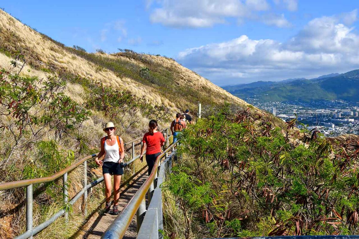 Escursionisti lungo il sentiero panoramico del Diamond Head State Monument.