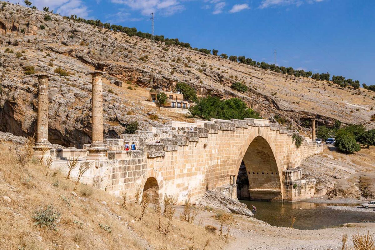 Antico ponte romano Cendere, noto come ponte di Settimio Severo, nella Turchia sud-orientale.