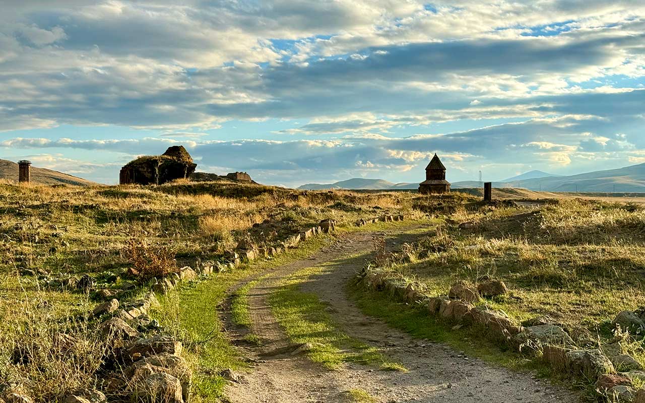 rovine dell’antica città di Ani in Turchia – resti imponenti di mura, chiese e edifici della capitale medievale dell’Armenia, situate su un’altura sopra la valle del fiume