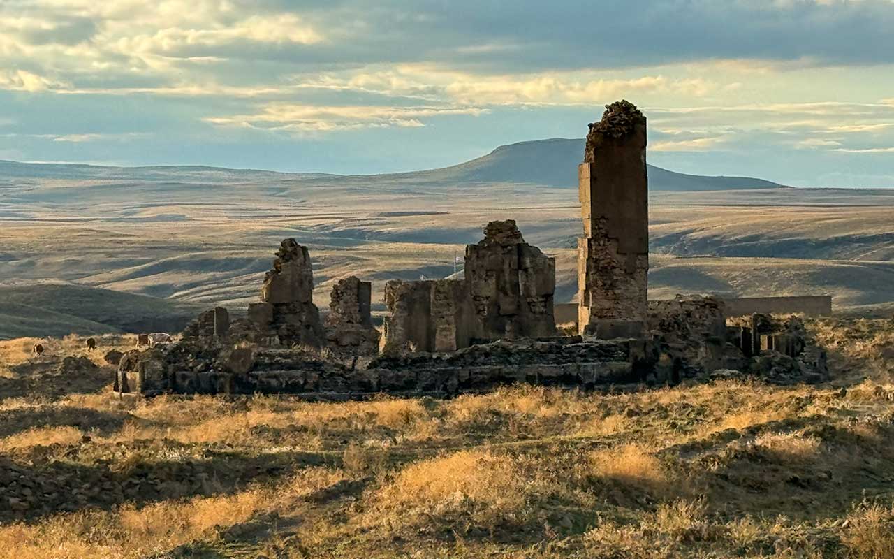 rovine della Chiesa di San Gregorio Re Gagik ad Ani, costruita su pianta circolare e ispirata alla cattedrale di Zvartnots