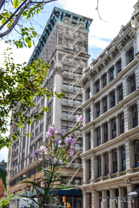 Edificio storico con le classiche scale antincendio esterne a SoHo, Manhattan.