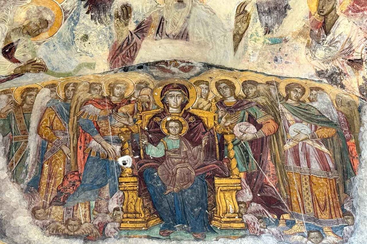 Ściany świątyni Sumela ozdobione są bogato zdobionymi freskami, ukazującymi postacie świętych i wydarzenia religijne, świadczącymi o dawnym kunszcie artystów.