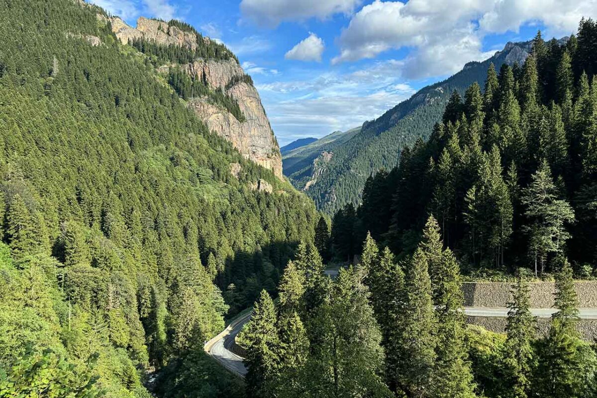 Il Monastero di Sumela circondato dalle maestose montagne della Turchia e da una natura incontaminata.
