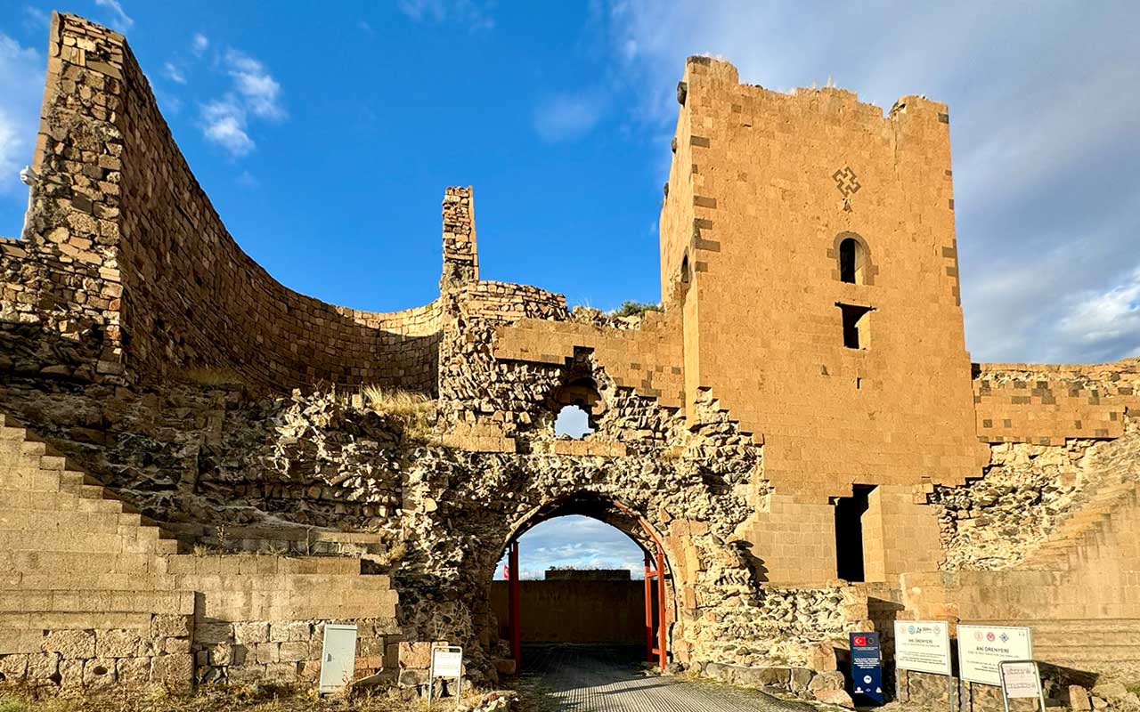 porta principale di accesso alle rovine di Ani, accanto all’ingresso del complesso – mura in pietra che trasmettono il senso di maestosità di questa antica città