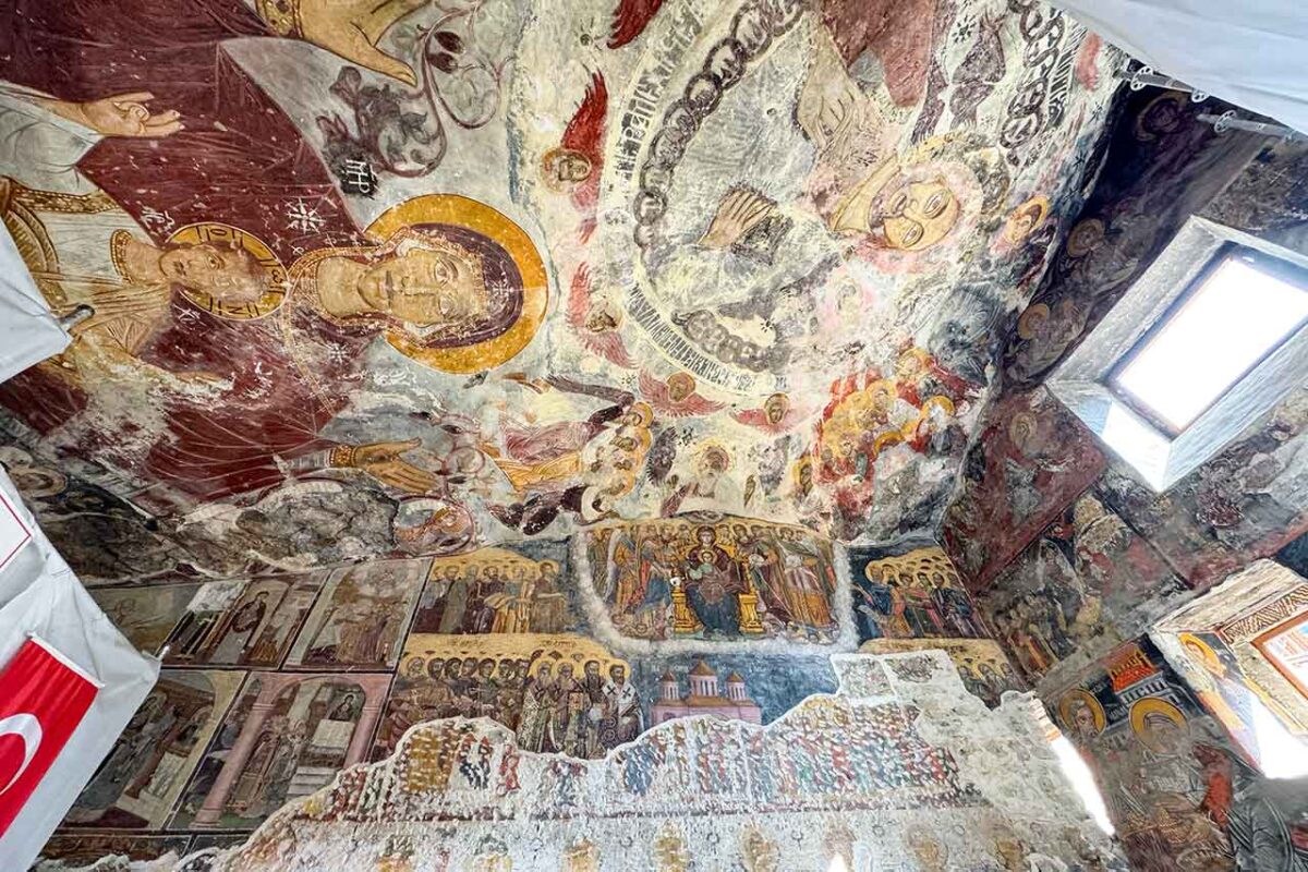 Freski na suficie świątyni w Klasztorze Sumela przedstawiają szczegółowe sceny biblijne, misternie malowane w stylu bizantyjskim, ukazujące religijną symbolikę i artystyczny kunszt dawnych mistrzów.