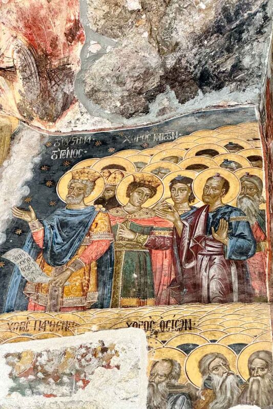 Wnętrze świątyni Sumela pokryte jest freskami przedstawiającymi ikoniczne sceny z Nowego Testamentu, świadectwo artystycznego dziedzictwa bizantyjskiego.