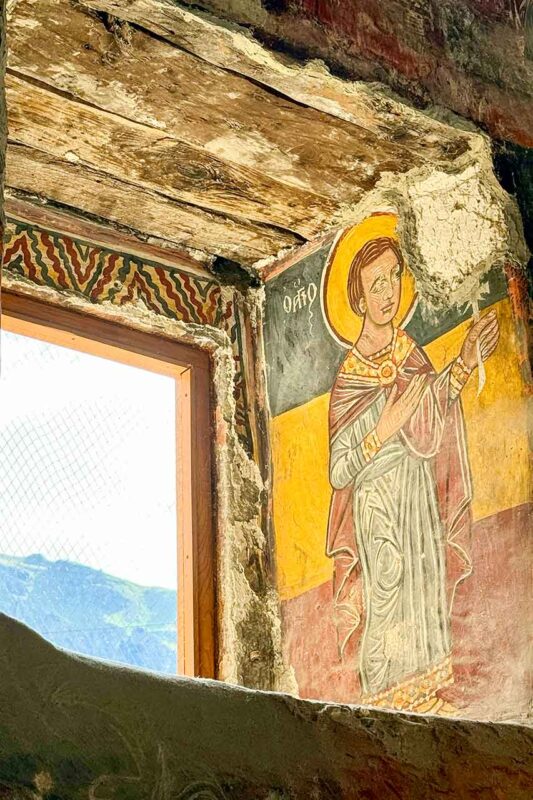 Freski w świątyni Sumela zdobią ściany i sufity, ukazując sceny z życia świętych oraz ważne wydarzenia religijne, wykonane w charakterystycznym stylu bizantyjskim, które zachwycają precyzją i barwnością.