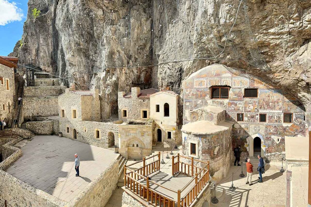 Veduta generale dell'imponente complesso monastico di Sumela incastonato in una ripida parete rocciosa.