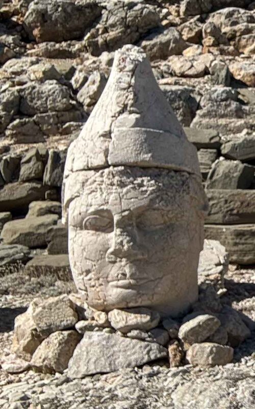 Monumentalny posąg króla Antiocha I na Górze Nemrut w Turcji, będący częścią unikalnego kompleksu grobowego z I wieku p.n.e., wpisanego na listę światowego dziedzictwa UNESCO.