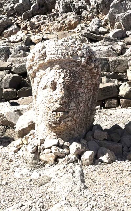 Monumentalny posąg bogini Tyche na Górze Nemrut w Turcji, przedstawiający personifikację fortuny i opiekunkę Kommageny, będący częścią starożytnego kompleksu z I wieku p.n.e.