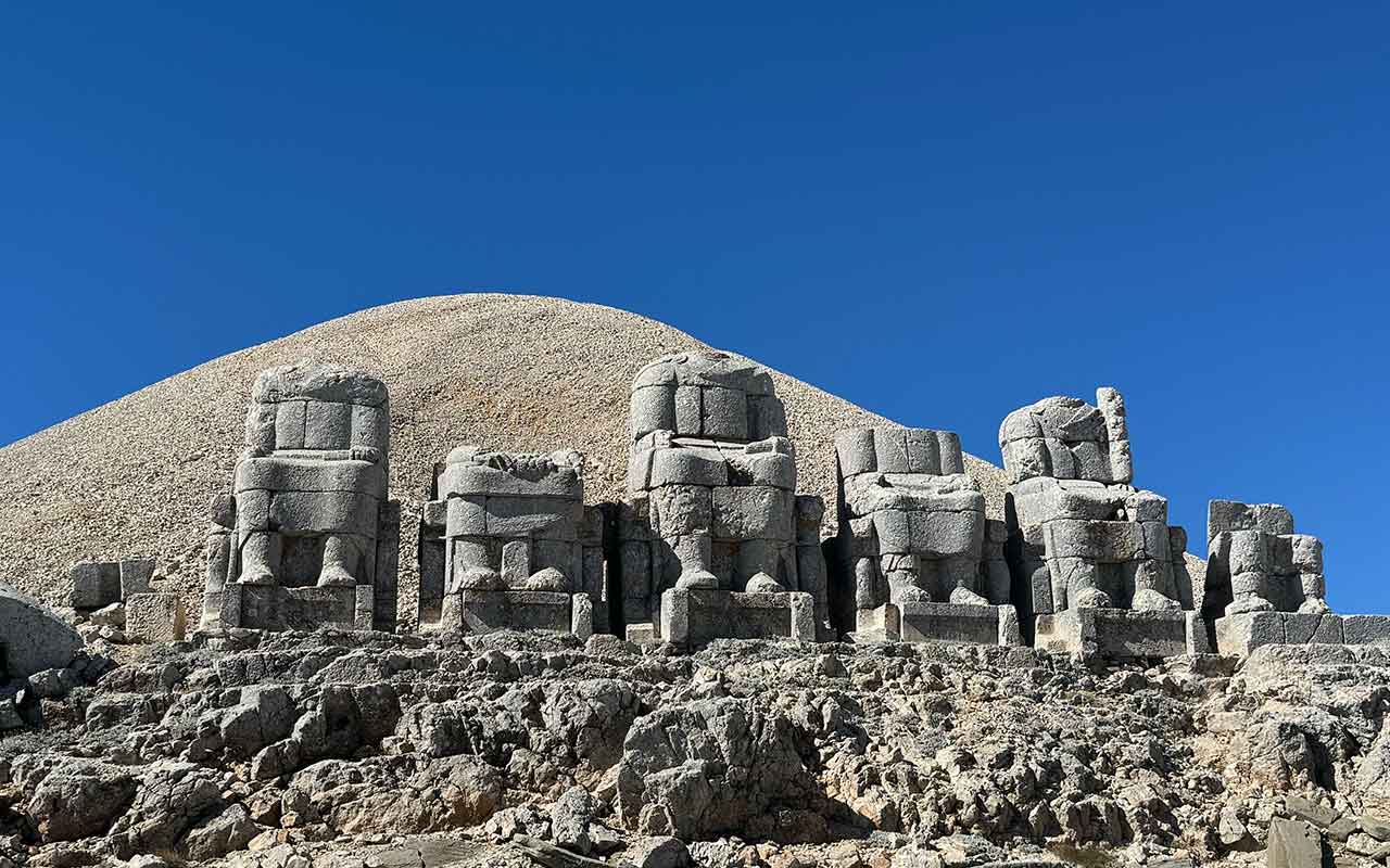 Antiche statue colossali sedute in cima al Monte Nemrut in Turchia.