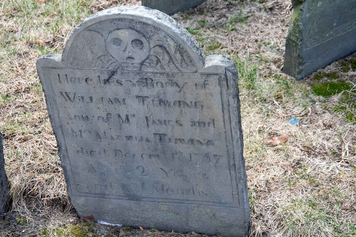 Antica lapide in ardesia con un teschio alato nel cimitero King’s Chapel Burying Ground di Boston.