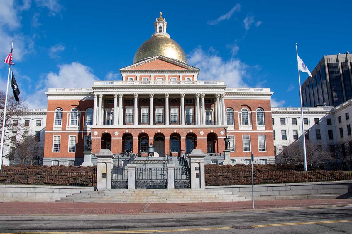 Massachusetts State House a Boston – edificio storico del 1798 progettato da Charles Bulfinch, con la caratteristica cupola dorata, sede del governo statale