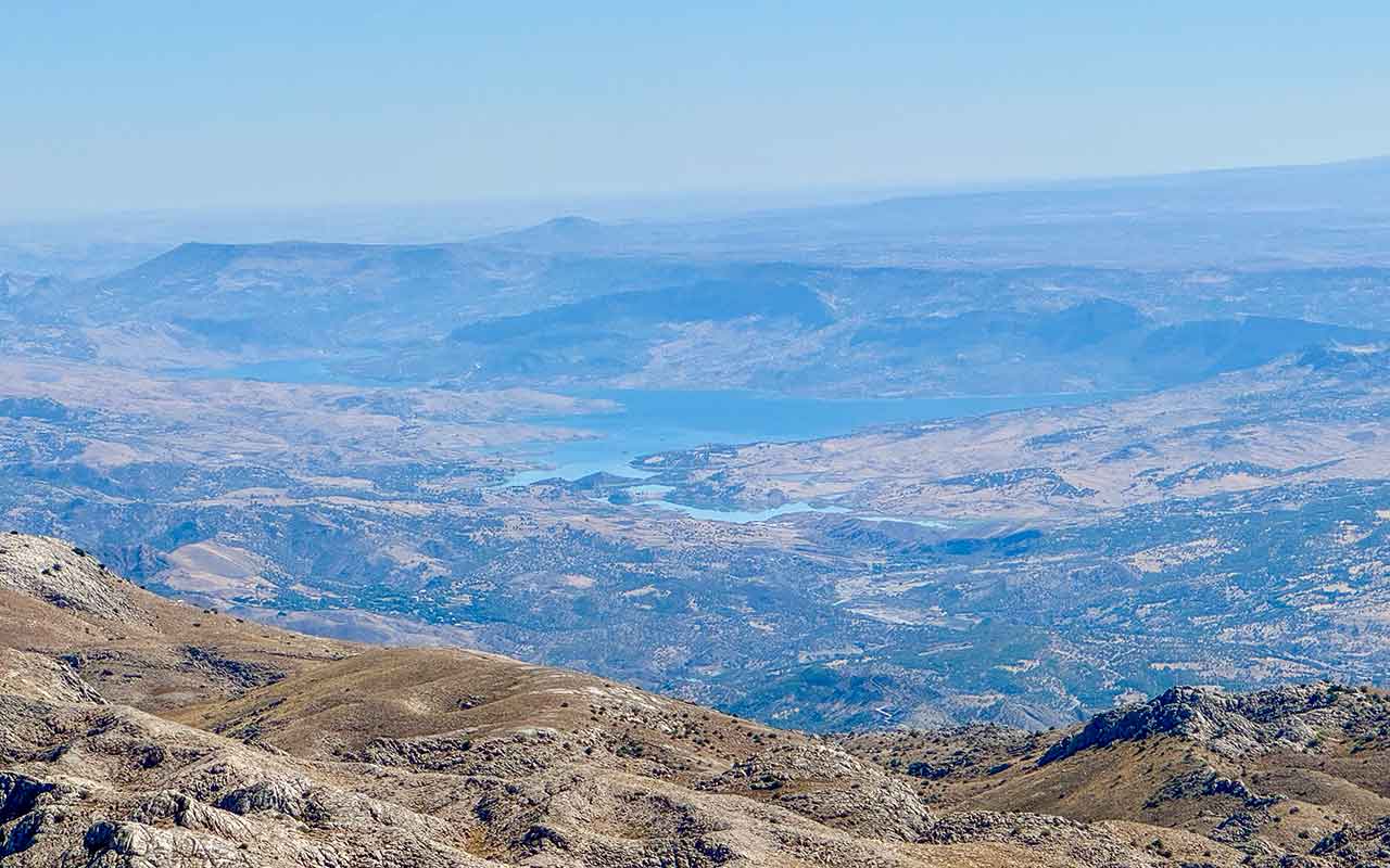Panorama dal Monte Nemrut verso il corso del fiume Eufrate.