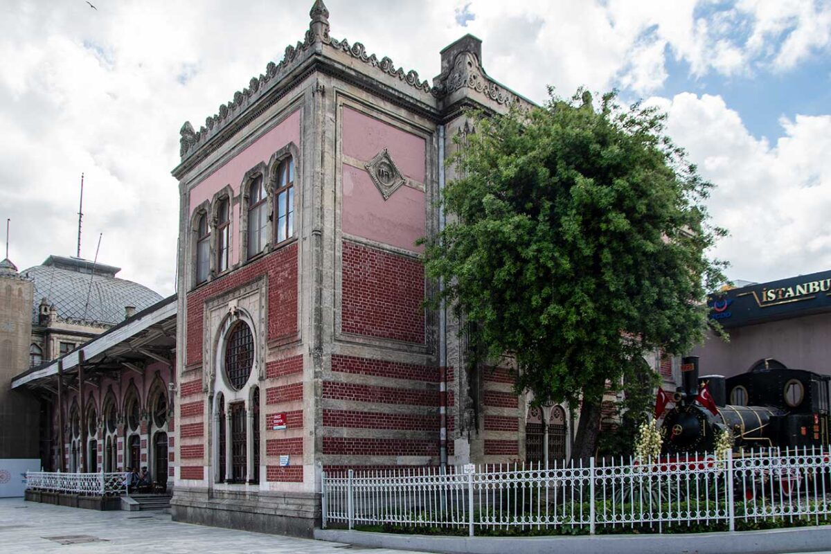 Widok zewnętrzny Stację Sirkeci w Stambule, ukazujący jego historyczną fasadę i architektoniczny styl, symbol dziedzictwa kolejowego miasta.