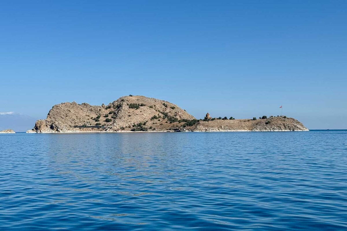 Il vasto panorama del Lago di Van, il più grande bacino idrico della Turchia.