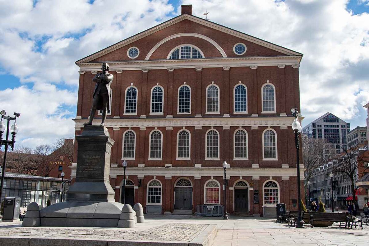 Faneuil Hall a Boston – edificio storico del 1742 che fungeva da mercato e luogo di riunione, noto come “Culla della Libertà”
