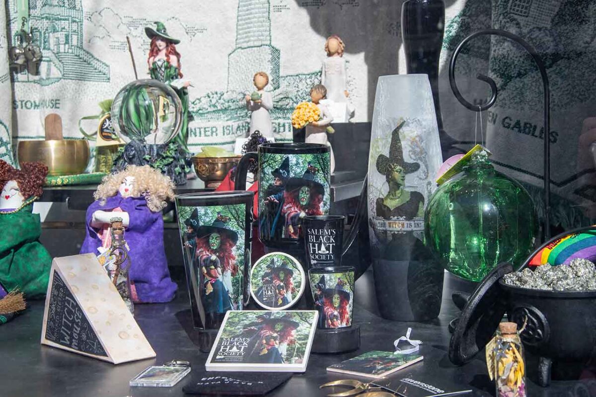 negozio di magia a Salem – interno pieno di libri, cristalli e oggetti rituali