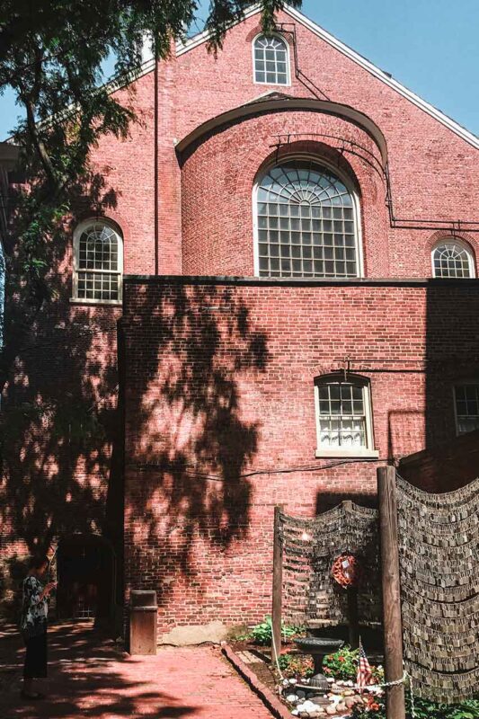 Old North Church a Boston – la chiesa più antica ancora esistente della città, costruita nel 1723, nota per il ruolo nella rivoluzione americana, dove il segnale delle lanterne avvertì dei movimenti delle truppe britanniche