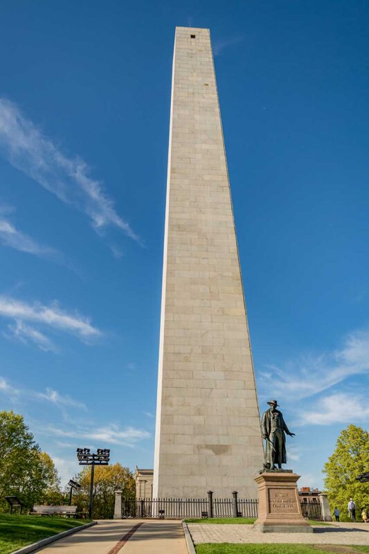 Monumento di Bunker Hill a Boston – obelisco in granito alto 67 metri che commemora la battaglia di Bunker Hill del 1775, uno dei primi scontri della rivoluzione americana