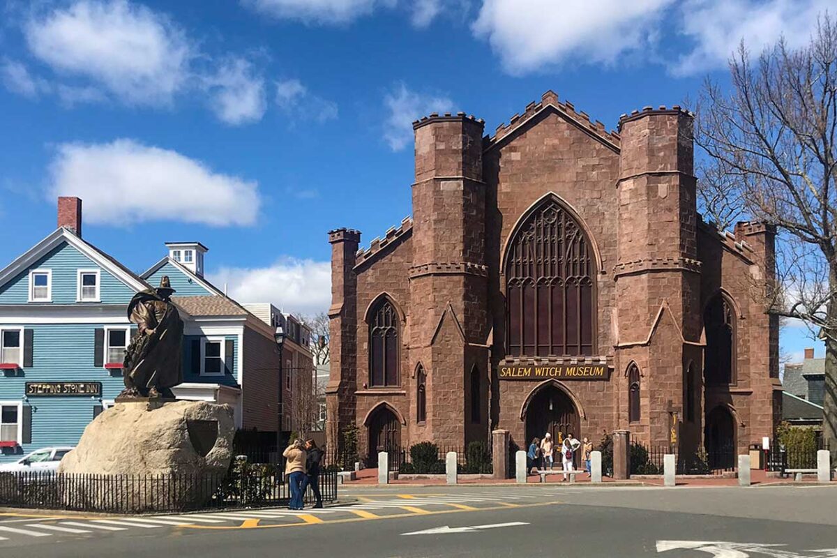 Salem – città nello stato del Massachusetts famosa per i processi alle streghe del 1692