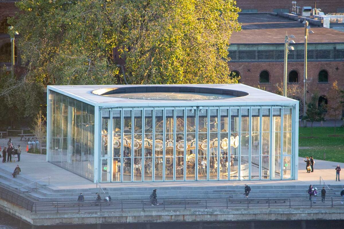 Jane’s Carousel - la storica giostra nel quartiere DUMBO a NYC.