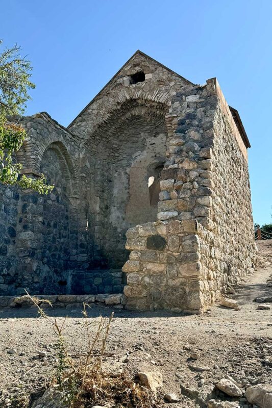 Kamienne ruiny na wyspie Akdamar w Turcji
