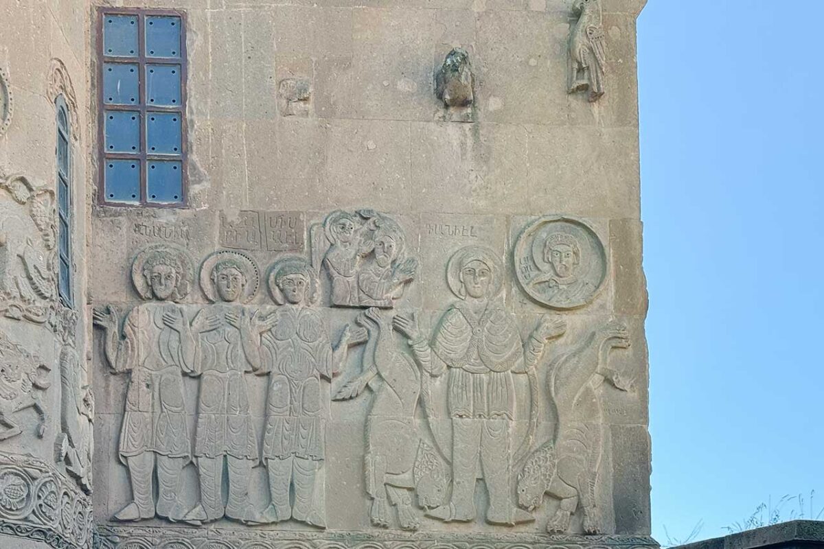 Płaskorzeźby na ścianie ormiańskiego Kościoła Świętego Krzyża na wyspie Akdamar