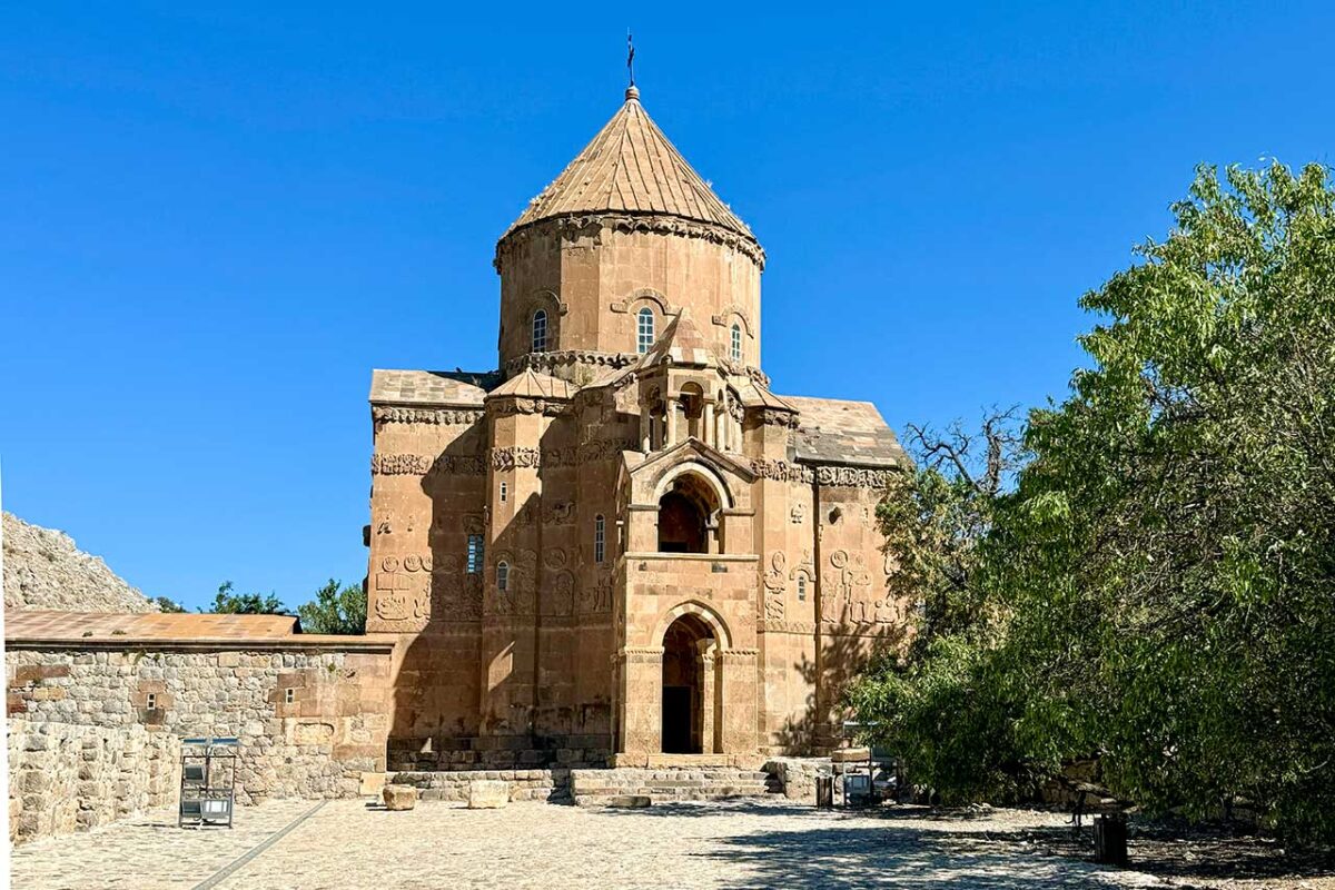 Facciata principale della Chiesa Armena della Santa Croce sull'isola di Akdamar.