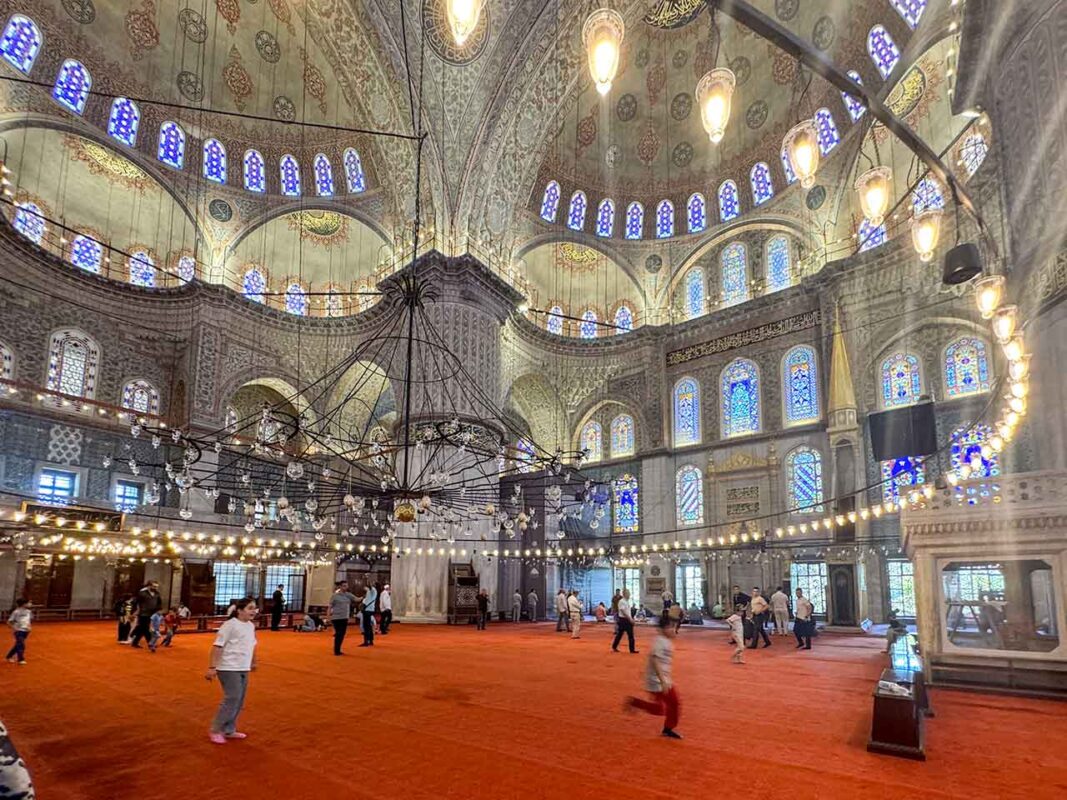 Interno della Moschea Blu (Moschea del Sultano Ahmed) a Istanbul.