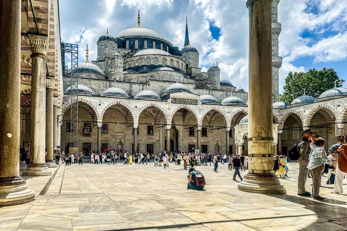 Il grande cortile della Moschea Blu a Istanbul.