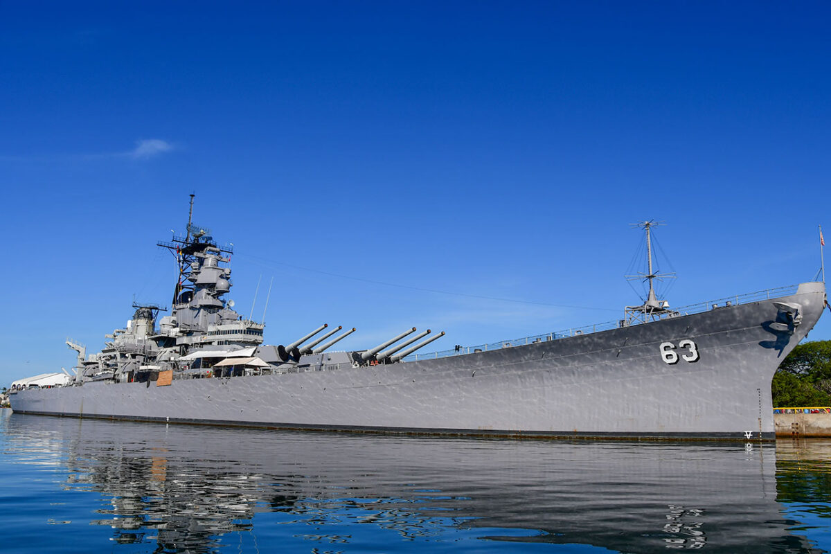 La maestosa corazzata USS Missouri ormeggiata a Pearl Harbor, Hawaii.