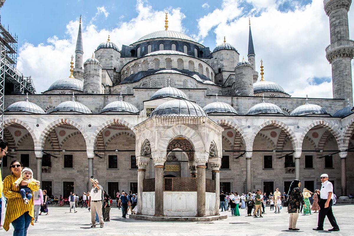 Istanbul - Moschea del Sultano Ahmed - fontana per le abluzioni.